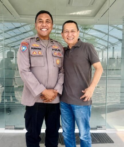 H. Toni Hartono Hibahkan Ambulans untuk Yayasan Berkas Bersinar Abadi Pimpinan Ipda Purnomo H. Toni Hartono Hibahkan Ambulans untuk Yayasan Berkas Bersinar Abadi Pimpinan Ipda Purnomo