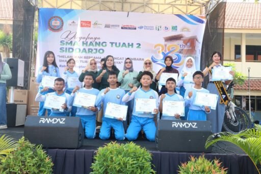Kado Murid Berprestasi Warnai Peringatan HUT Ke-38 SMA Hang Tuah 2 Sidoarjo Kado Murid Berprestasi Warnai Peringatan HUT Ke-38 SMA Hang Tuah 2 Sidoarjo