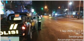 Polsek Ngimbang Gelar Patroli Blue Light Guna Menjaga Siskamtibmas Daerah Rawan Kriminal Di Wilayah Ngimbang