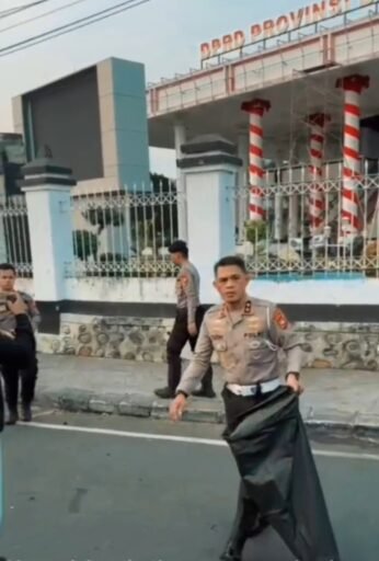 Kapolda Bengkulu: Sosok Pemimpin Rendah Hati yang Selalu Mengutamakan Pelayanan kepada Masyarakat. Kapolda Bengkulu: Sosok Pemimpin Rendah Hati yang Selalu Mengutamakan Pelayanan kepada Masyarakat.