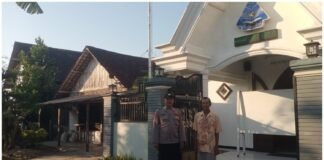 Personil Polsek Ngimbang Gelar Pengamanan Ibadah Minggu Pagi Di Gereja GKJTU Dan GJWI Desa Ngasemlemahbang
