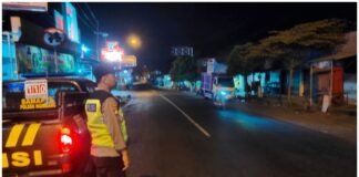 Pastikan Wilayah Ngimbang Aman Polsek Ngimbang Gelar Patroli Blue Harkamtibmas Light 4C Di Daerah Rawan