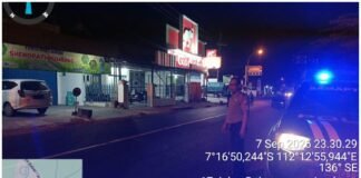 Berikan Rasa Aman Personil Polsek Ngimbang Gelar Patroli Blue Harkamtibmas Light 4C Di Daerah Rawan