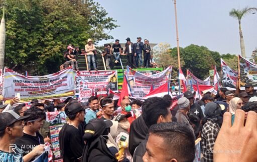 Ribuan Massa Liga Rakyat Muba Bersatu Gelar Aksi Damai, Tuntut Kepastian Hukum Penyuling Minyak Tradisional Ribuan Massa Liga Rakyat Muba Bersatu Gelar Aksi Damai, Tuntut Kepastian Hukum Penyuling Minyak Tradisional