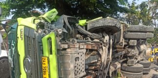 Hino hantam Jembatan 40 Ton Batu Bara Berhamburan Tutupi Jl Laswi No 728 Manggungharja, Ciparay