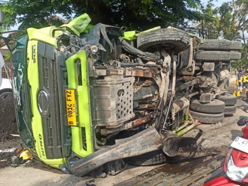 Hino hantam Jembatan 40 Ton Batu Bara Berhamburan Tutupi Jl Laswi No 728 Manggungharja, Ciparay Hino hantam Jembatan 40 Ton Batu Bara Berhamburan Tutupi Jl Laswi No 728 Manggungharja, Ciparay