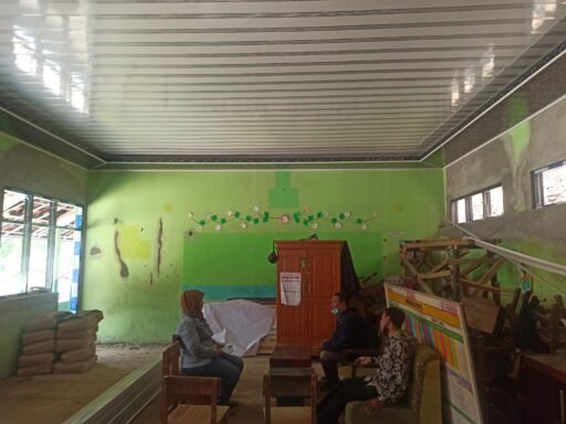 Plafon PVC,Lantai Marmer,Beri Kesan Adem,Bersih,Nyaman Ruang Kelas SDN Ciburuy,Desa Mekarjaya, Kec. Arjasari Plafon PVC,Lantai Marmer,Beri Kesan Adem,Bersih,Nyaman Ruang Kelas SDN Ciburuy,Desa Mekarjaya, Kec. Arjasari