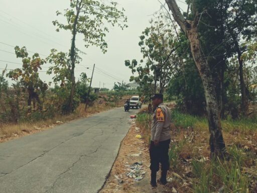 Dalam Upaya Antisipasi Pohon Tumbang Polsek Ngimbang Gelar Patroli, Pengecekan di Daerah Rawan Bencana Dalam Upaya Antisipasi Pohon Tumbang Polsek Ngimbang Gelar Patroli, Pengecekan di Daerah Rawan Bencana