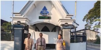 Personil Polsek Ngimbang Gelar Pengamanan Ibadah Minggu Pagi Di Gereja GKJTU Dan GJWI Desa Ngasemlemahbang