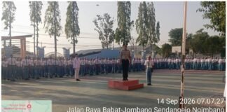Polsek Ngimbang Gelar “Police Goes To School”, Polisi Jadi Pembina Upacara Di SMA Negeri 1 Ngimbang