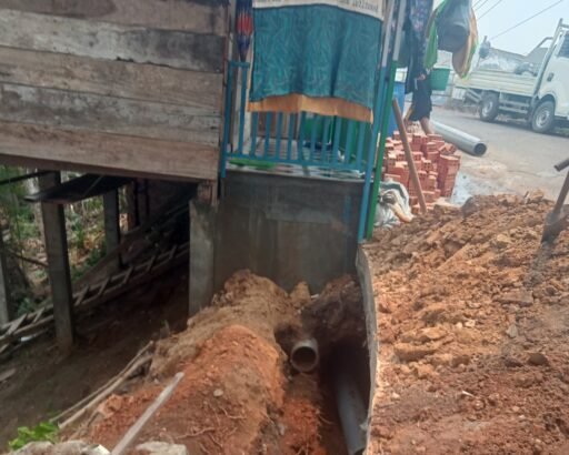 Dugaan PDAM Lais Mati Empat Hari, Kebocoran Pipa di Bawah Rumah Warga Jadi Kendala Perbaikan Dugaan PDAM Lais Mati Empat Hari, Kebocoran Pipa di Bawah Rumah Warga Jadi Kendala Perbaikan