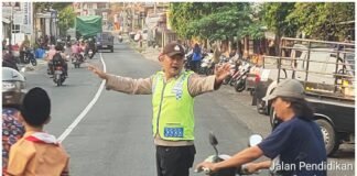 Tingkatkan Pelayanan Secara Maksimal Polsek Ngimbang Gelar Commanderwish Pagi di Wilayah Ngimbang