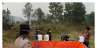Kapolsek Gelumbang Pimpin Pemadaman Karhutla 10 Hektare, Formula X-FIRE 01 Dikerahkan di Lahan Gambut