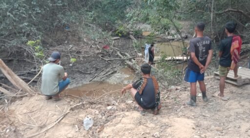 Saling Lempar Tanggung Jawab! Sungai Kering Total, Warga Suka Maju Paksa Rig TMMJ Hentikan Pengeboran. Saling Lempar Tanggung Jawab! Sungai Kering Total, Warga Suka Maju Paksa Rig TMMJ Hentikan Pengeboran.