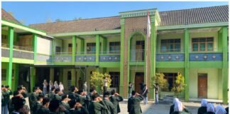Polsek Ngimbang Gelar “Police Goes To School”, Polisi Jadi Pembina Upacara Di SMK NU AL – Hidayah