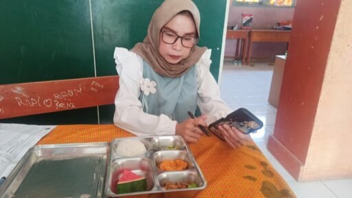 Nasi Putih, Ikan Dori Asam Manis, Tempe Mentega, Saut Vegetable, Semangka Menu MBG SMP Mika Bakti Ciparay Nasi Putih, Ikan Dori Asam Manis, Tempe Mentega, Saut Vegetable, Semangka Menu MBG SMP Mika Bakti Ciparay