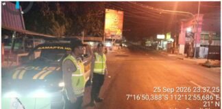 Demi Tingkatkan Pelayanan Masyarakat Polsek Ngimbang Gelar Patroli Blue Light 4C Di Malam Hari
