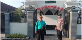 Personil Polsek Ngimbang Gelar Pengamanan Ibadah Minggu Pagi Di Gereja GKJTU Dan GJWI Desa Ngasemlemahbang