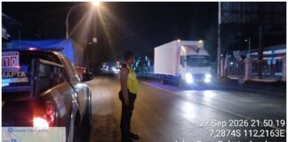 Demi Tingkatkan Pelayanan Masyarakat Polsek Ngimbang Gelar Patroli Blue Light 4C Di Malam Hari