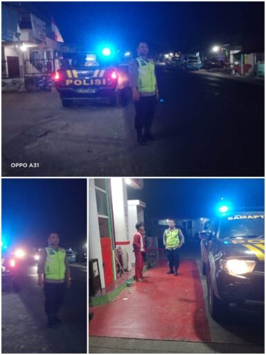 Polsek Ngimbang Gelar Patroli Blue Light 4C Sisir Beberapa Tempat Di Daerah Rawan Kriminal Pada Malam Hari Polsek Ngimbang Gelar Patroli Blue Light 4C Sisir Beberapa Tempat Di Daerah Rawan Kriminal Pada Malam Hari