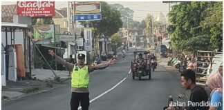 Guna Cegah Kemacetan Polsek Ngimbang Gelar Commanderwish Pagi di Beberapa Titik Rawan Kemacetan