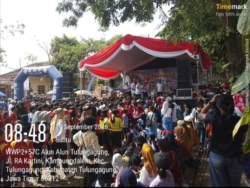 Hari Koperasi ke-79 di Tulungagung: Ribuan Warga Padati Alun-Alun, Jalan sehat Hari Koperasi ke-79 di Tulungagung: Ribuan Warga Padati Alun-Alun, Jalan sehat