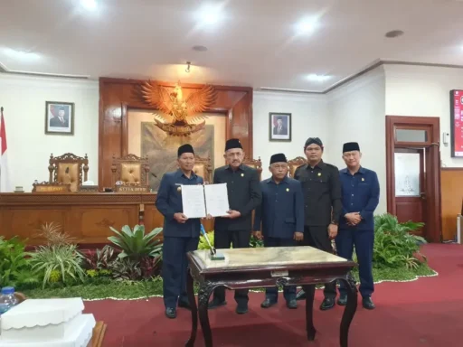 DPRD dan Pemkab Tulungagung Setujui Ranperda APBD Perubahan, Defisit Rp477,6 Miliar Ditutup dengn pembiayaan DPRD dan Pemkab Tulungagung Setujui Ranperda APBD Perubahan, Defisit Rp477,6 Miliar Ditutup dengn pembiayaan