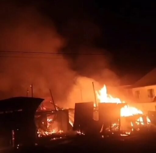 Kebakaran Dini Hari, 5 Rumah Warga di Buay Nyerupa Lampung Barat Dilalap Api Kebakaran Dini Hari, 5 Rumah Warga di Buay Nyerupa Lampung Barat Dilalap Api