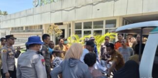 Terseret Gelombang Pantai Komalasari Korban Meninggal Dunia, Tim SAR Lakukan Evakuasi