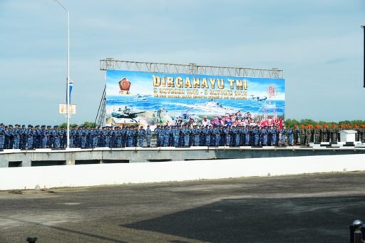 703 Prajurit, Getarkan Dermaga Belawan : TNI Kuat Bersama Rakyat 703 Prajurit, Getarkan Dermaga Belawan : TNI Kuat Bersama Rakyat