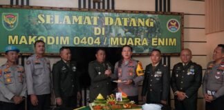 Kejutan HUT ke-81 TNI, Polres Muara Enim Datangi Kodim 0404 Bawa Tumpeng Pererat Sinergitas