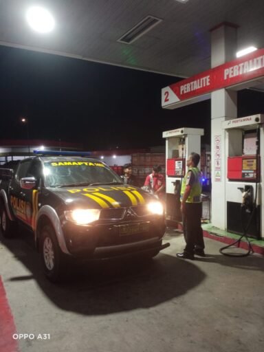 Polsek Ngimbang Gelar Patroli Blue Light 4C Sisir Beberapa Tempat Di Daerah Rawan Kriminal Pada Malam Hari Polsek Ngimbang Gelar Patroli Blue Light 4C Sisir Beberapa Tempat Di Daerah Rawan Kriminal Pada Malam Hari