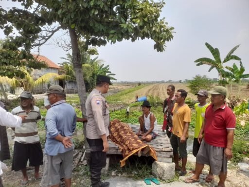 Polres Lamongan bersama Masyarakat Evakuasi Lansia Meninggal Dunia Di Pinggir Jalan Desa Lembung Kidul Polres Lamongan bersama Masyarakat Evakuasi Lansia Meninggal Dunia Di Pinggir Jalan Desa Lembung Kidul