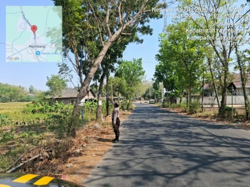 Demi Antisipasi Pohon Tumbang Polsek Ngimbang Sisir Dan Patroli di Daerah Rawan Bencana Demi Antisipasi Pohon Tumbang Polsek Ngimbang Sisir Dan Patroli di Daerah Rawan Bencana