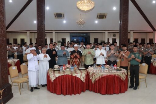 Kapolres Lamongan Hadiri Doa Bersama Lintas Agama Peringati Dua Tahun Pemerintahan Prabowo-Gibran Kapolres Lamongan Hadiri Doa Bersama Lintas Agama Peringati Dua Tahun Pemerintahan Prabowo-Gibran