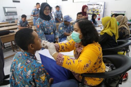 425 Murid SMK KAL-1 Periksa Kesehatan Gratis Dari Puskesmas Morokrembangan Surabaya 425 Murid SMK KAL-1 Periksa Kesehatan Gratis Dari Puskesmas Morokrembangan Surabaya