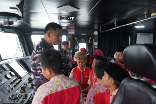 Belajar Tak Hanya di Kelas, Siswa SD Al Fityah Binjai Jelajahi Wawasan Kemaritiman di KRI Torani Belajar Tak Hanya di Kelas, Siswa SD Al Fityah Binjai Jelajahi Wawasan Kemaritiman di KRI Torani