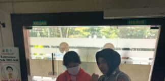 Polisi bersama masyarakat di Samsat Surabaya Utara, Wujudkan Pelayanan Humanis dan Bersahabat