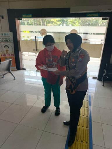 Polisi bersama masyarakat di Samsat Surabaya Utara, Wujudkan Pelayanan Humanis dan Bersahabat Polisi bersama masyarakat di Samsat Surabaya Utara, Wujudkan Pelayanan Humanis dan Bersahabat