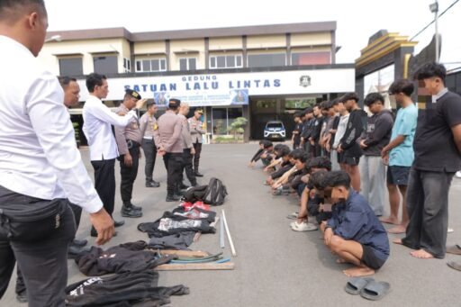 Cegah Tawuran Dini Hari, Polres Lamongan Amankan 26 Pemuda Beserta Sejumlah Barang Bukti Cegah Tawuran Dini Hari, Polres Lamongan Amankan 26 Pemuda Beserta Sejumlah Barang Bukti