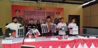 Pers Rilis, Polresta Sidoarjo Ungkap Dugaan Penipuan WNA Vietnam, Sita 20 Ponsel dan 7 Laptop