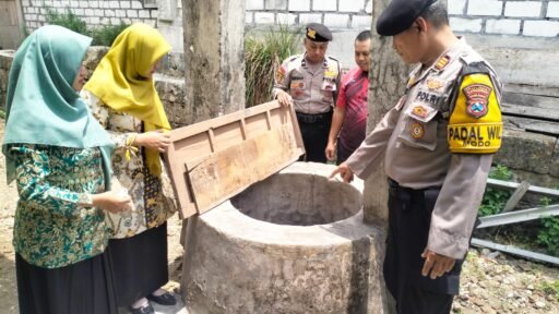 Respon Cepat Polsek Modo Bersama Masyarakat, Melakukan Evakuasi Empat Siswa Terjebur Di Sumur Sekolahan Respon Cepat Polsek Modo Bersama Masyarakat, Melakukan Evakuasi Empat Siswa Terjebur Di Sumur Sekolahan