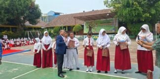 Pegadaian dan Komunitas KOPI Berikan Siswa SDN 09 Pinang Ranti Kacamata Gratis