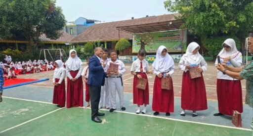 Pegadaian dan Komunitas KOPI Berikan Siswa SDN 09 Pinang Ranti Kacamata Gratis Pegadaian dan Komunitas KOPI Berikan Siswa SDN 09 Pinang Ranti Kacamata Gratis