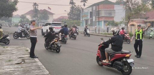 Satlantas Rejang Lebong Rutin Lakukan Pengaturan Lalu Lintas Sejak Pagi Hari Satlantas Rejang Lebong Rutin Lakukan Pengaturan Lalu Lintas Sejak Pagi Hari