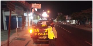 Polsek Ngimbang Gelar Patroli Blue Light 4C Sisir Beberapa Tempat Di Daerah Rawan Kriminal Pada Malam Hari