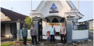 Personil Polsek Ngimbang Gelar Pengamanan Ibadah Minggu Pagi Di Gereja GKJTU Dan GJWI Desa Ngasemlemahbang
