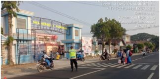 Guna Cegah Kemacetan Polsek Ngimbang Gelar Commanderwish Pagi di Beberapa Titik Rawan Kemacetan