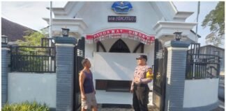 Polsek Ngimbang Gelar Pengamanan Ibadah Minggu Pagi Di Gereja GKJTU Dan GJWI Desa Ngasemlemahbang