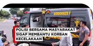 Sigap dan Humanis, Kabiddokkes Polda Bengkulu Turun Langsung Bantu Korban Kecelakaan Lalu Lintas.